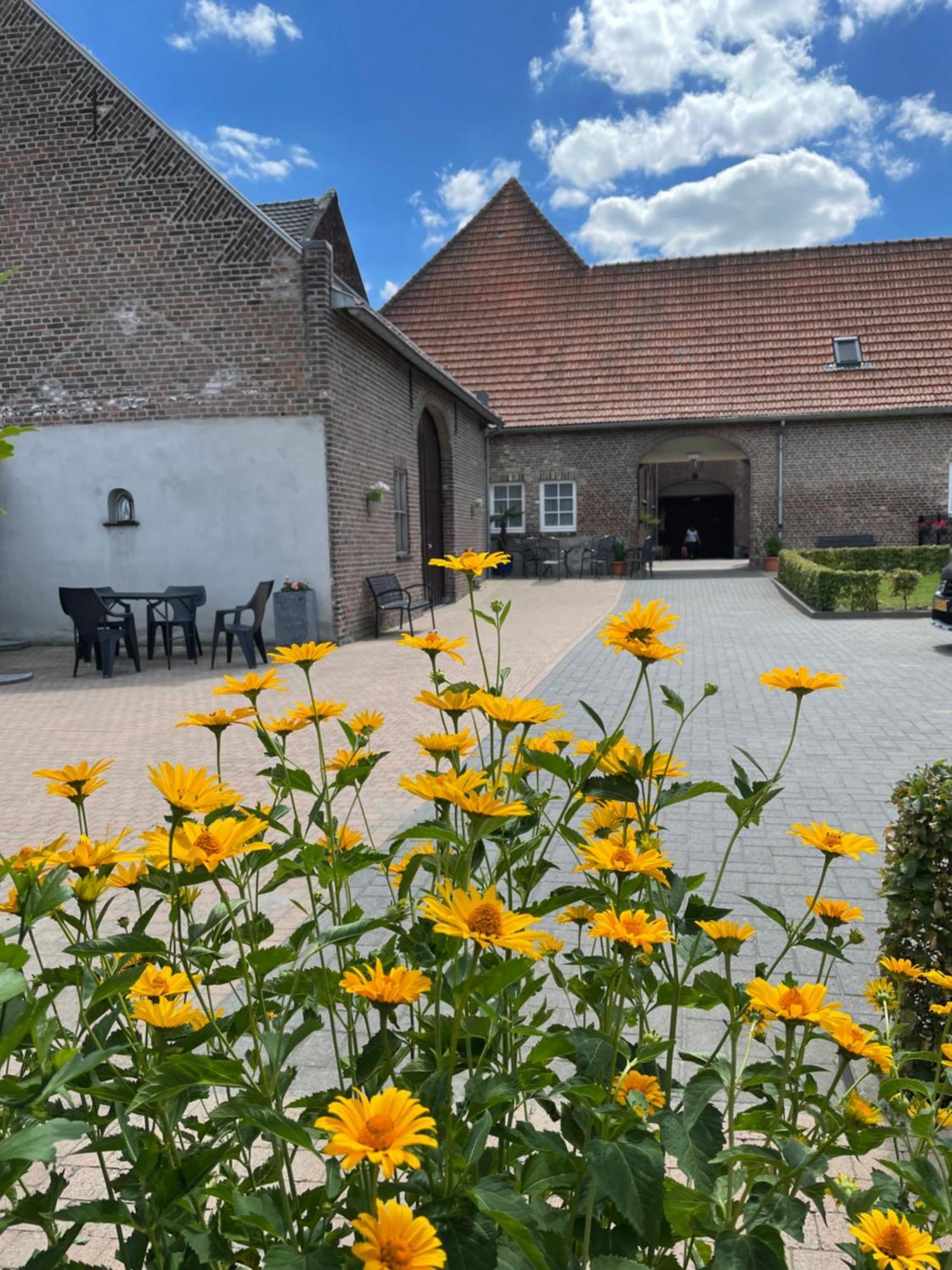 B&B Maria Hart Weert Bagian luar foto